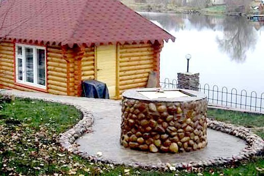 колодец из которого вода поступает в дом с помощью насоса
